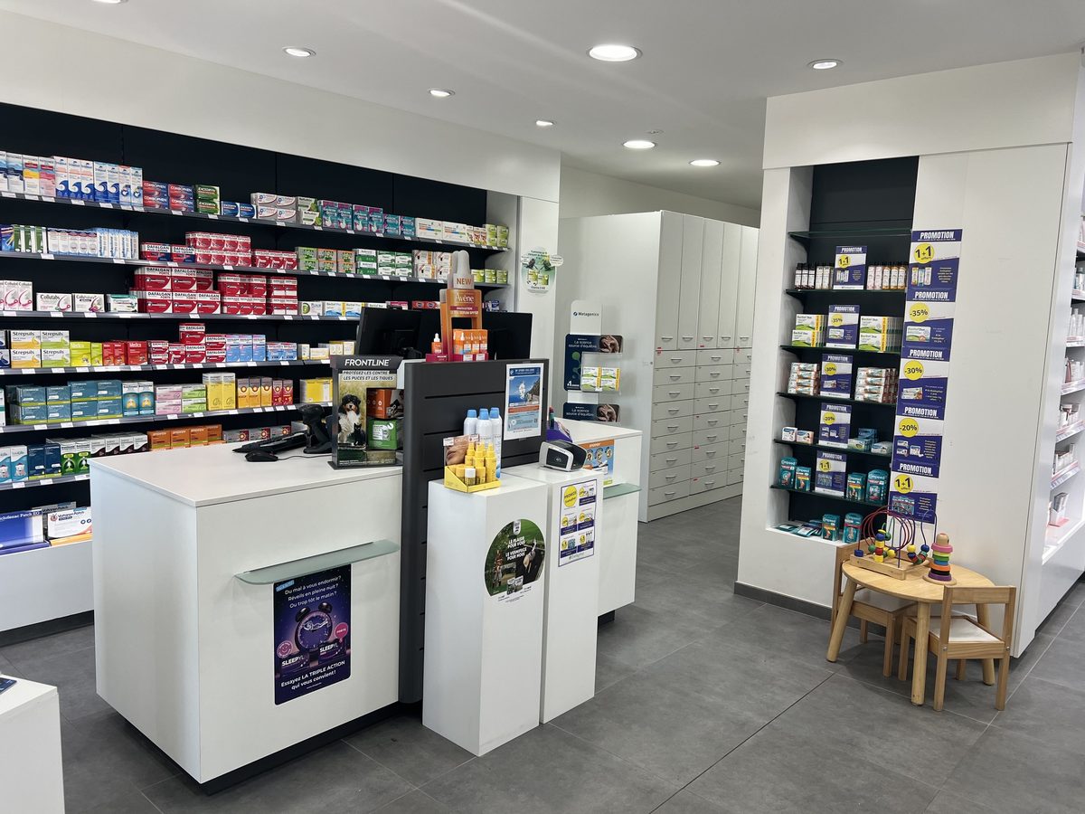 Équipe d'une pharmacie Evoluphar au comptoir