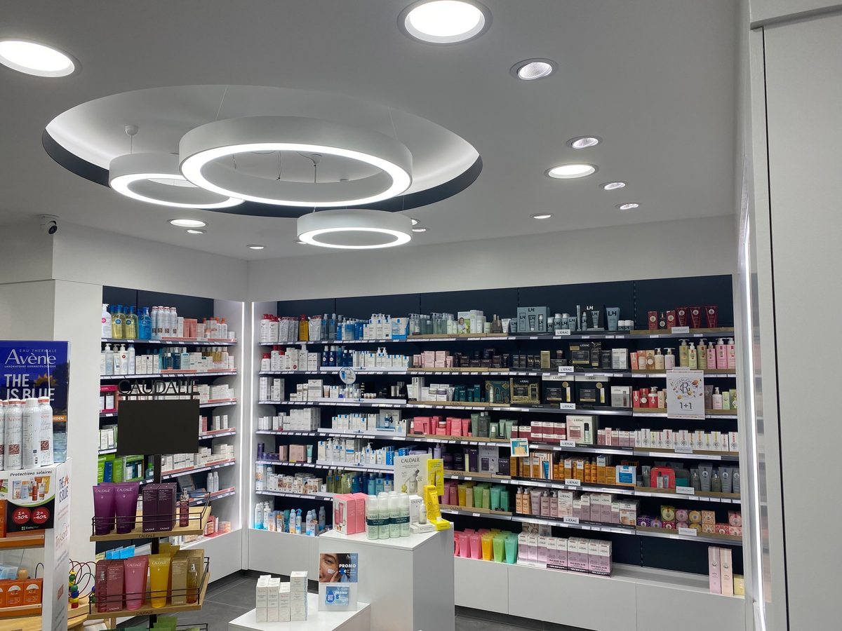 Rayons Avène et Caudalie sous plafond design